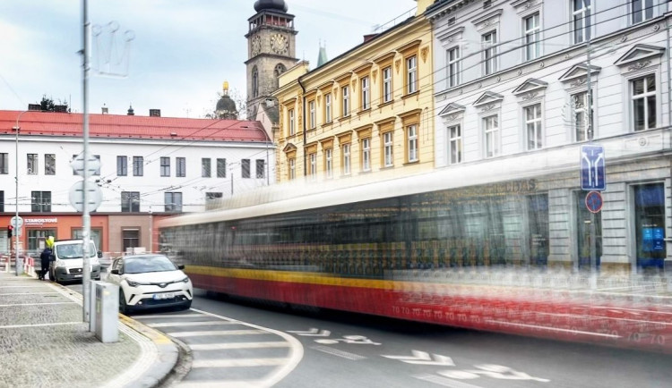 Pravidelný provoz MHD v Hradci na Štědrý den a silvestra skončí v sedm večer