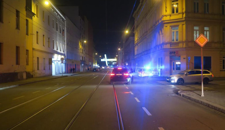 Řidič v Brně nedal přednost šalině, zranila se cestující. Policisté hledají svědky