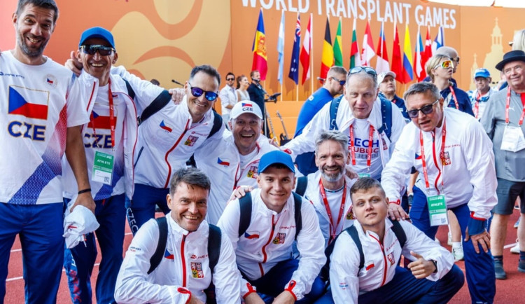 Brněnští kardiologové Luďku Vackovi transplantovali srdce. Dnes závodí v plavání