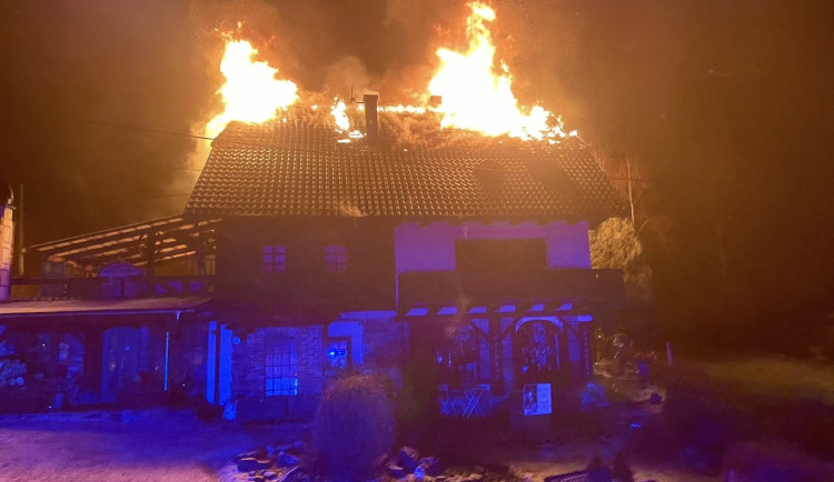 Plameny zasáhly sklárnu známou ze seriálu Policie Modrava, škody jsou v řádech milionů