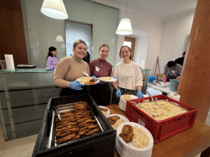 Na Boží hod prostřeli na radnici. V Brně připravili řízek se salátem pro potřebné