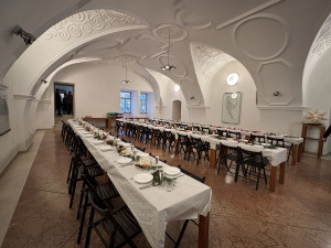 Na Boží hod prostřeli na radnici. V Brně připravili řízek se salátem pro potřebné