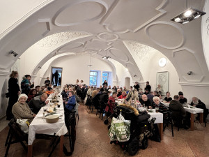 Na Boží hod prostřeli na radnici. V Brně připravili řízek se salátem pro potřebné