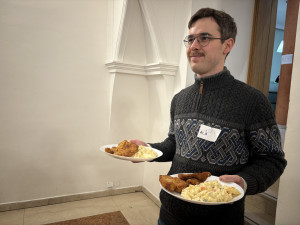 Na Boží hod prostřeli na radnici. V Brně připravili řízek se salátem pro potřebné