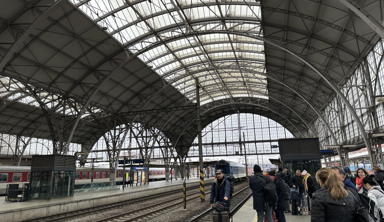 Kvůli poruše trakčního vedení byl na hlavním nádraží omezen provoz, vlaky nabíraly zpoždění
