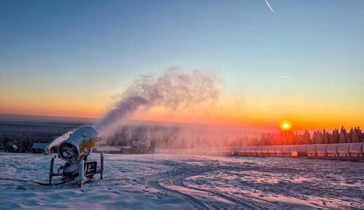 Vlekaři v Krkonoších a v Orlických horách díky mrazům otevírají další sjezdovky