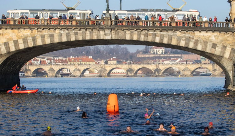 Ledovou Vltavou letos na Memoriálu Alfreda Nikodéma plavaly tři stovky otužilců