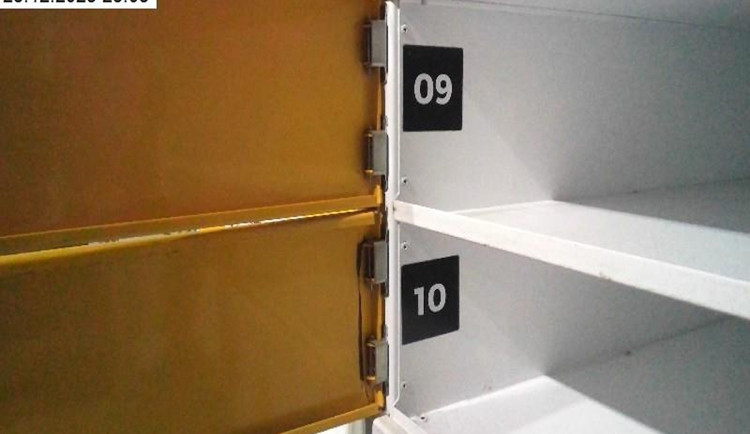 Zloděj chtěl ušetřit na dárcích. Den před Vánoci je ukradl z výdejního boxu