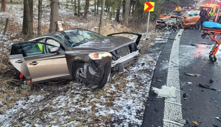 Při čelní srážce dvou osobních aut u Rýmařova se zranilo osm lidí, z toho tři děti