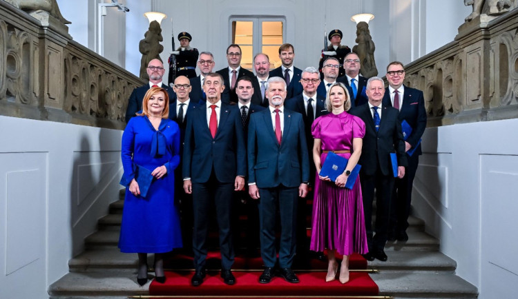 KOMENTÁŘ: Babišova predátorská koalice aneb jak premiér pohlcuje spojence