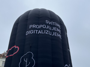 FOTO: V Brně navlékli orloj do ochrany, aby ho nezničily silvestrovské rachejtle