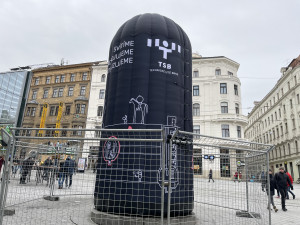 FOTO: V Brně navlékli orloj do ochrany, aby ho nezničily silvestrovské rachejtle