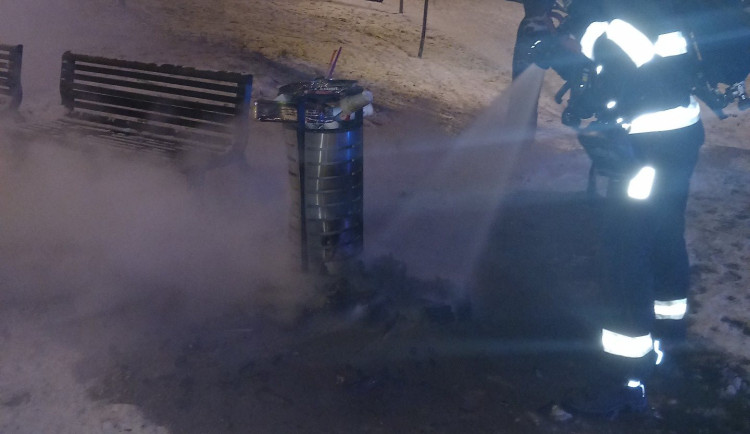 Hořící popelnice i otravy alkoholem. Silvestr na jižní Moravě byl divoký