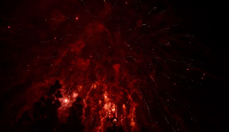 Muži v Budějovicích vybouchla pyrotechnika v rukou. Přišel o obě zápěstí