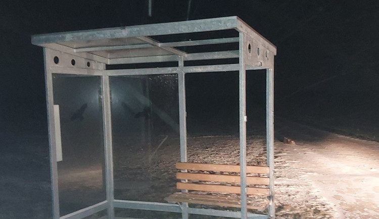 Zastávku v Lukově pravděpodobně už zase poničila pyrotechnika. Policisté případ řeší