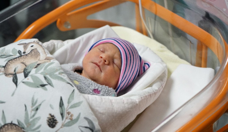 Nadílka pro první miminka roku 2026 – od kraje, měst i nemocnic