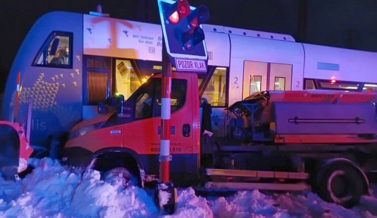Osobní vlak se v Chebu střetl s vozidlem údržby silnic
