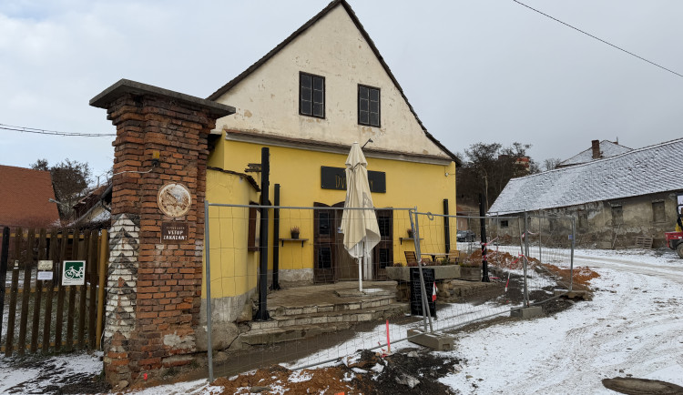 Půl roku v obležení stavby. Oblíbená kavárna má konečně o něco lepší přístup