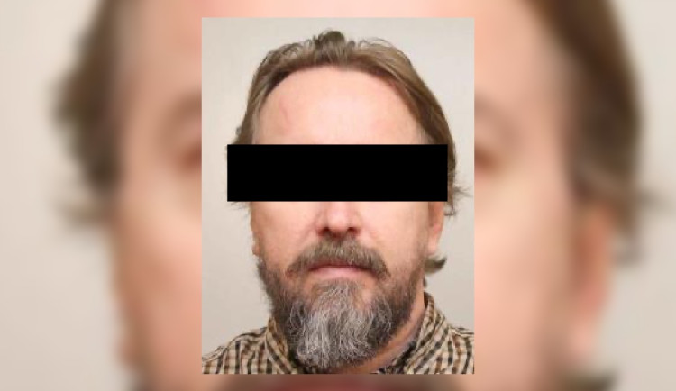 Pacient bohnické nemocnice se nevrátil z vycházky, pátral po něm i vrtulník