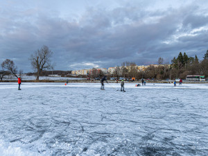 FOTO: Tenký led na Prýglu láká bruslaře. Vstup na hladinu ale zatím není bezpečný