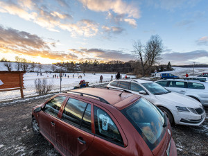 FOTO: Tenký led na Prýglu láká bruslaře. Vstup na hladinu ale zatím není bezpečný