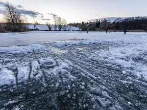 FOTO: Tenký led na Prýglu láká bruslaře. Vstup na hladinu ale zatím není bezpečný