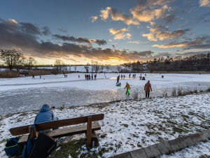 FOTO: Tenký led na Prýglu láká bruslaře. Vstup na hladinu ale zatím není bezpečný