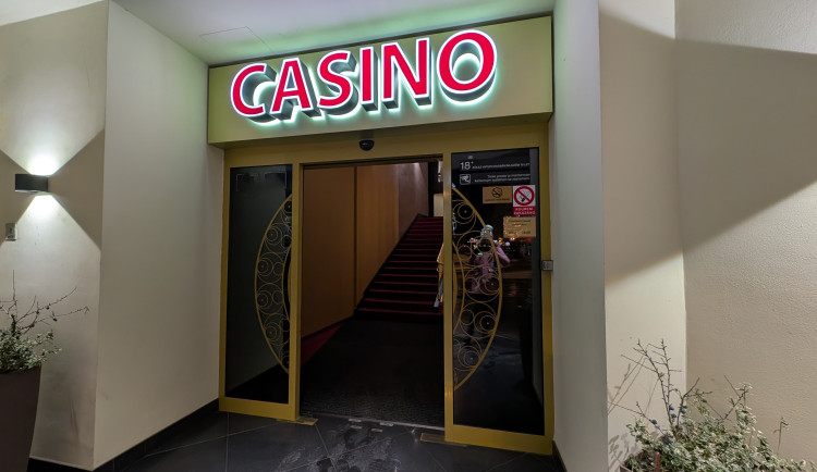 Hazard je v Plzni od ledna zakázaný vyhláškou. Některá kasina přesto dál fungují