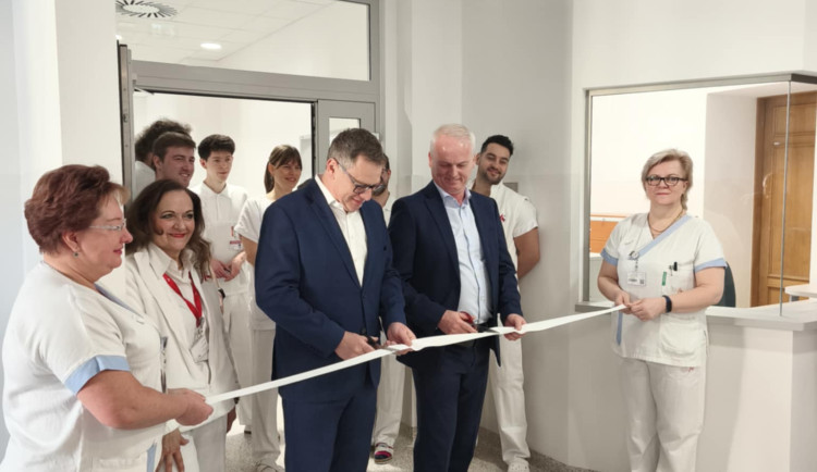 Ředitel nemocnice Vlastimil Vajdák a přednosta KOCHHK Břetislav Gál otevírají nové prostory ambulantního traktu pro ORL