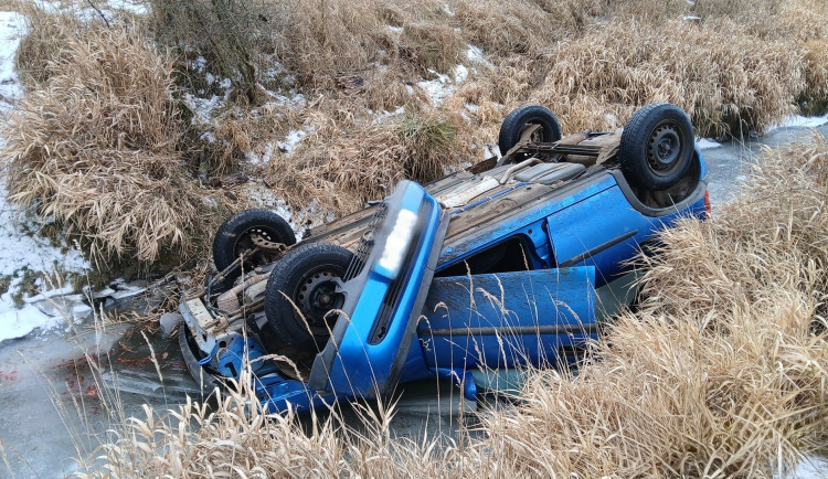 Auto skončilo na střeše v potoce. Řidič raději utekl a policie po něm pátrá