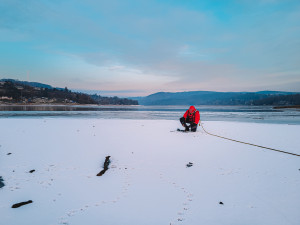Led na Pryglu láká první odvážlivce. Vstup stále není bezpečný, varují strážníci