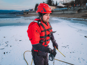 Led na Pryglu láká první odvážlivce. Vstup stále není bezpečný, varují strážníci
