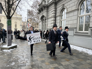 VIDEO: Švihlým krokem napříč Brnem. Centrum města rozhýbal bláznivý pochod