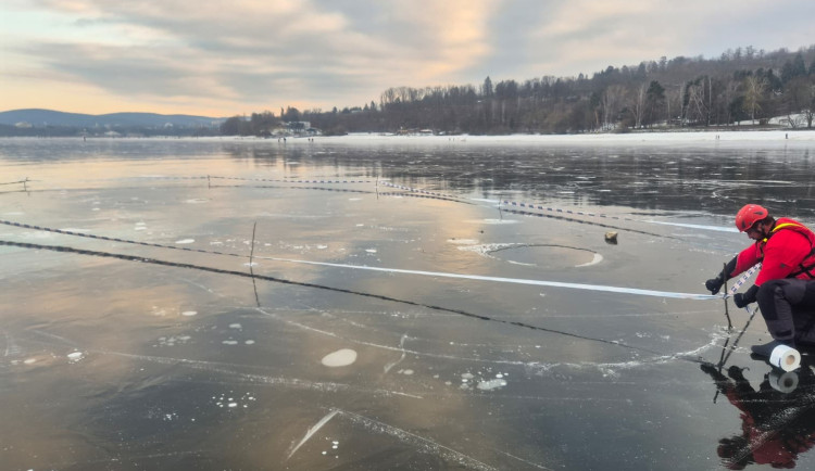 Na Prýglu se tvoří díry v ledu. Nestrhávejte varovné pásky, prosí strážníci