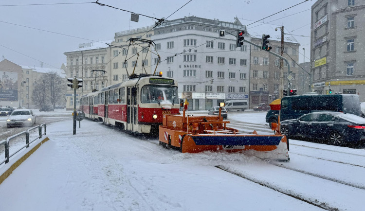 Husté sněžení komplikovalo v Praze dopravu, provoz MHD byl omezen