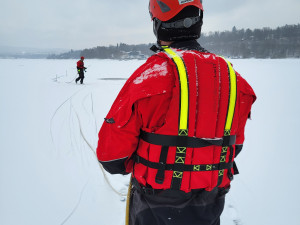 FOTO: Děr na Prýglu je víc a víc. Nebezpečné jsou i neviditelné vzduchové kapsy