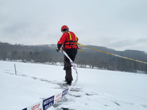 FOTO: Děr na Prýglu je víc a víc. Nebezpečné jsou i neviditelné vzduchové kapsy