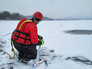 FOTO: Děr na Prýglu je víc a víc. Nebezpečné jsou i neviditelné vzduchové kapsy
