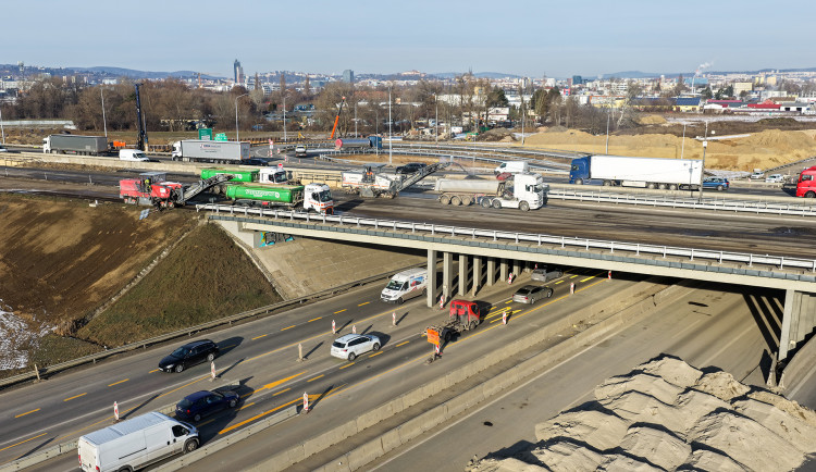 Silničáři uzavřou část dálnice v Brně