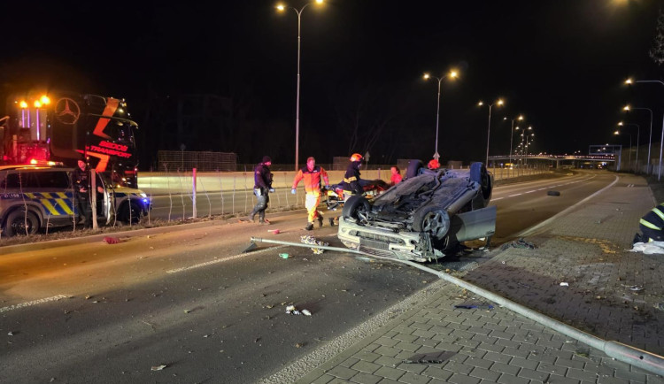 Řidič na drogách a se zákazem řízení boural v Brně, měl být už dávno ve vězení