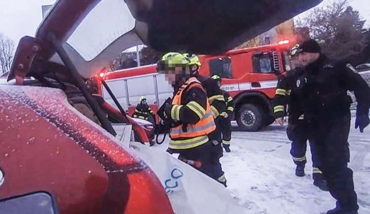 Boj o život. Žena žijící ve voze skončila v péči záchranářů