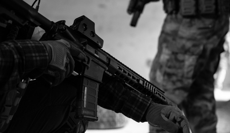 V Náchodě pobíhal zakuklený mladík s airsoftovou pistolí, musela zasáhnout policie