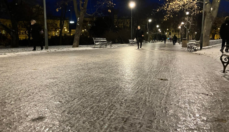 Sníh může i na jihu Moravy vystřídat mrznoucí déšť. V ranní špičce hrozí silná ledovka