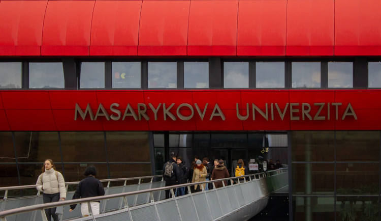 Masarykova univerzita nakonec předžalobní výzvu na končící rektorku UK nepodá