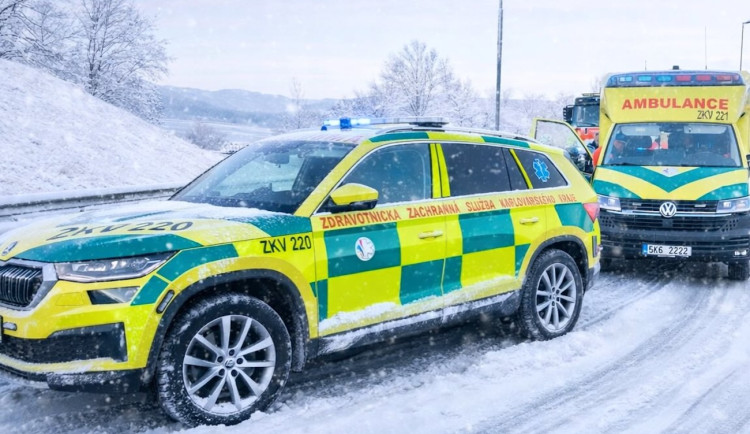 Pohotovosti v Karlovarském kraji ošetřily kvůli ledovce desítky zraněných
