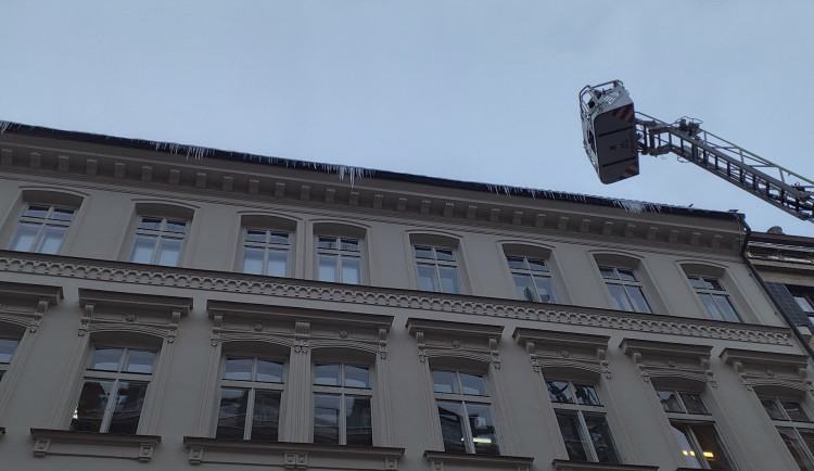 Ze střech v Praze padá led a namrzlý sníh, odpovědnost nesou majitelé domů