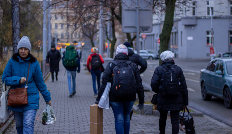 Jak Brňané cestují? Auto má po ruce polovina, lidé ale volí spíš MHD nebo chůzi