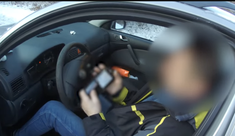 Vodku zapíjel pivem a usedl za volant. Muž na Blanensku nadýchal čtyři promile