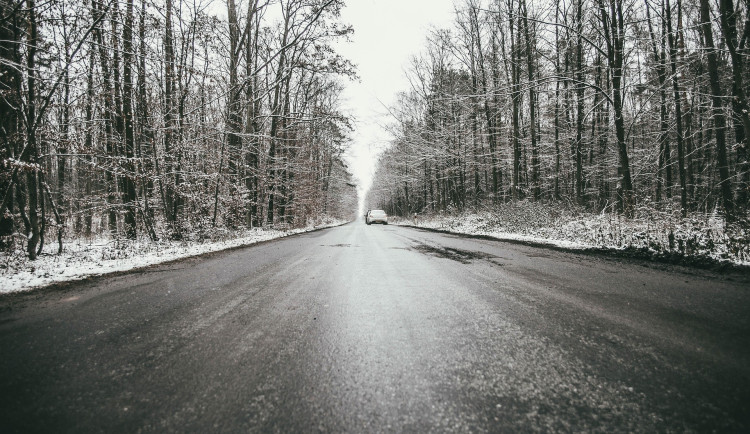 Pozor na námrazu a ledovku. V Libereckém kraji komplikuje provoz na silnicích