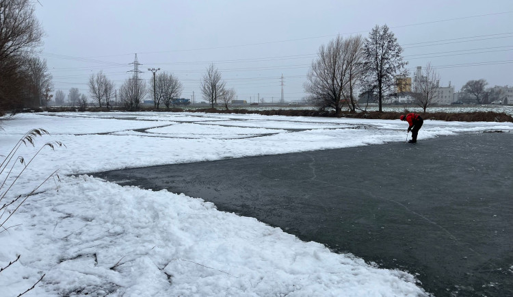 Jak silný je led na brněnských vodních plochách? Strážníci zveřejnili aktuální hodnoty